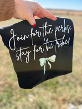 Load image into Gallery viewer, World tour 26 bow VNECK
